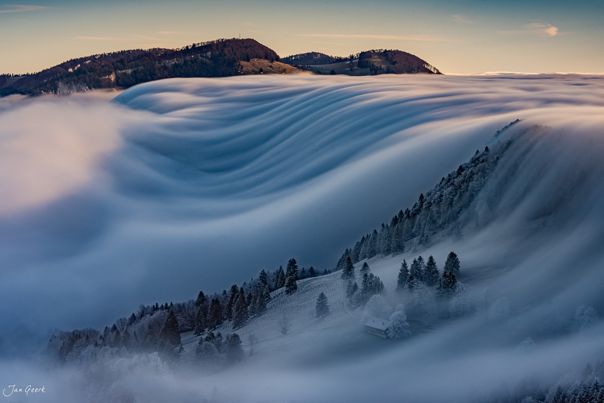 Nebelmeer am Scheltenpass mit verschneiten Fichten und Nebelbändern, Winterstimmung Jura Solothurn Schweiz – Jan Geerk Fotograf Basel