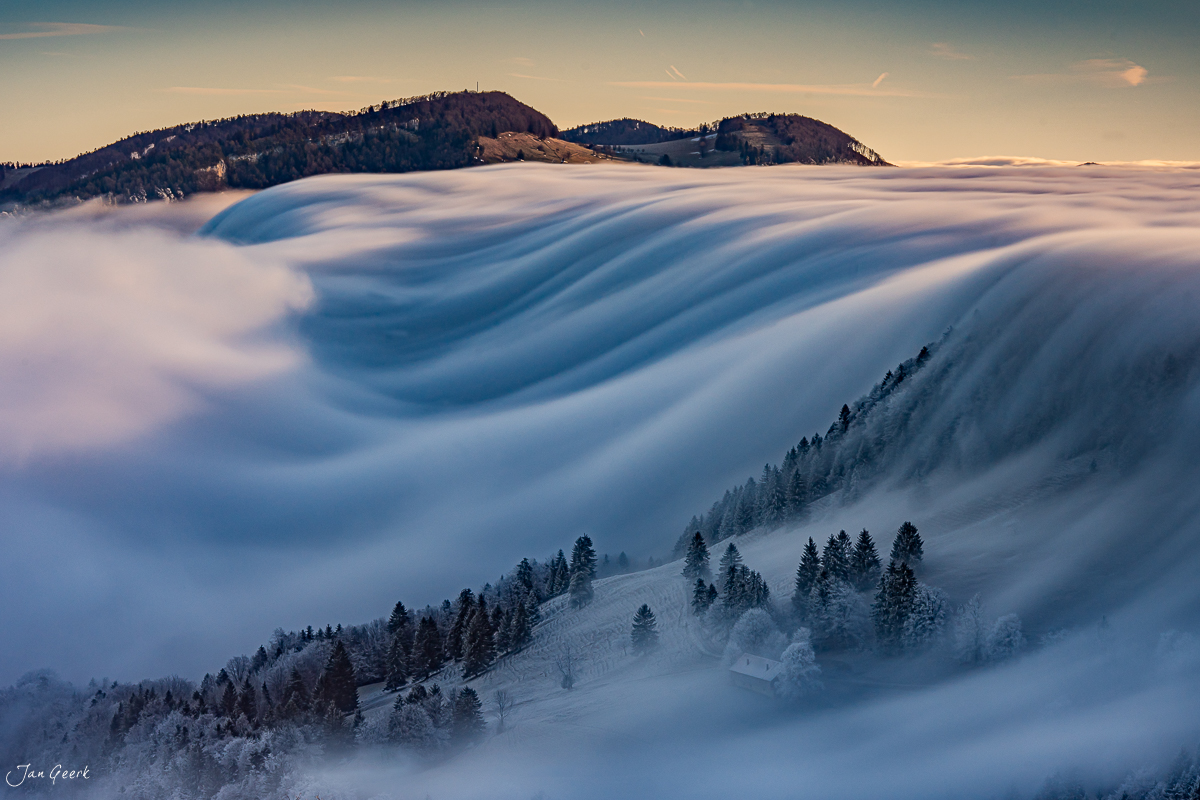 Nebelmeer am Scheltenpass mit verschneiten Fichten im Winterlicht, Solothurn Schweiz – Jan Geerk Fotograf Basel