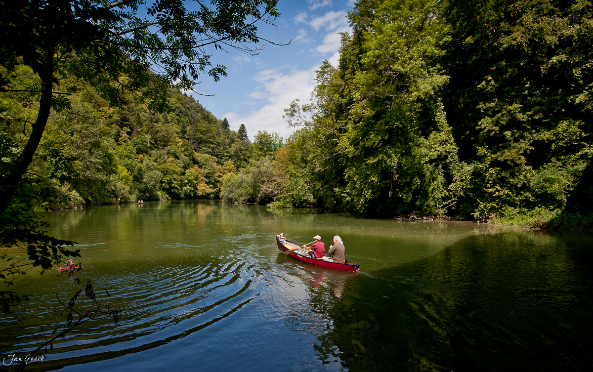 Kanufahrer auf dem Doubs St. Ursanne Sommertag Jura Schweiz Jan Geerk Fotograf Basel