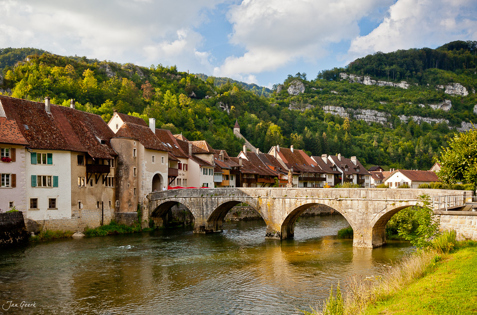 Steinbrücke über Doubs Fluss St. Ursanne Altstadt Sommer Jura Schweiz Jan Geerk Fotograf Basel