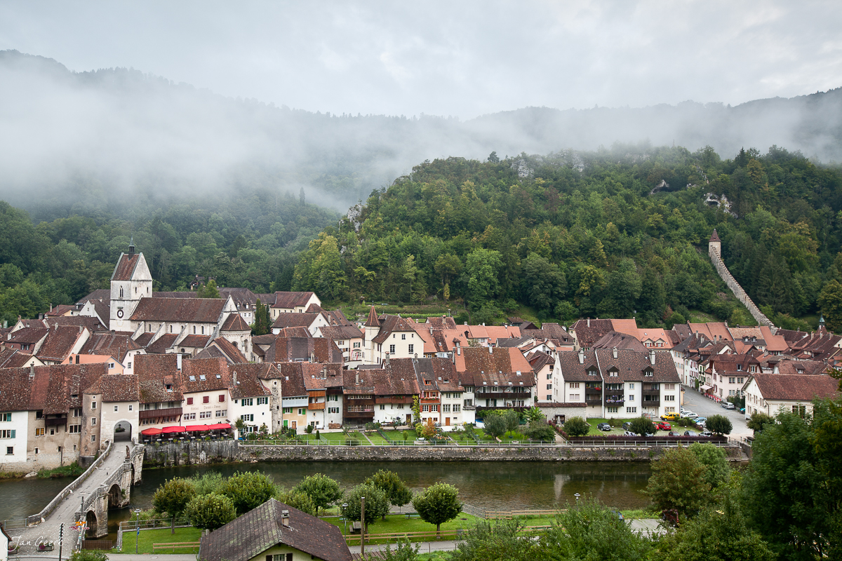 St. Ursanne Altstadt Doubs Fluss Nebel Sommer Jura Schweiz Fotografie