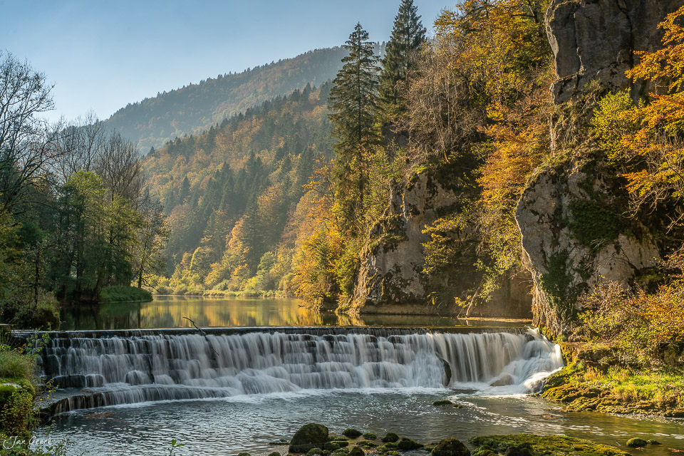 Wasserfall mit Herbstlaub an Felswänden im Jura, Schweiz – Jan Geerk Fotograf Basel