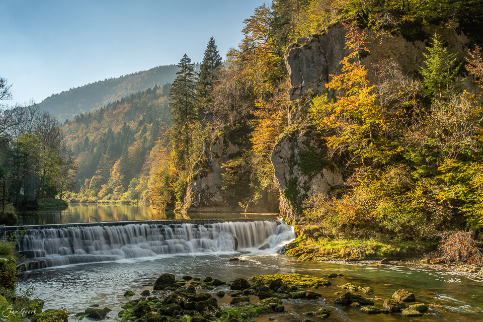 Stausee mit Wasserfall und Herbstwald in Jura Schweiz – Jan Geerk Fotograf Basel