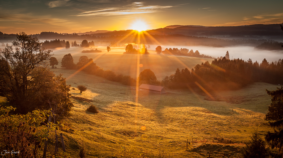 Herbstliche Berglandschaft mit Nebel und Sonnenaufgang in den Montagnes du Jura Schweiz – Jan Geerk Fotograf Basel