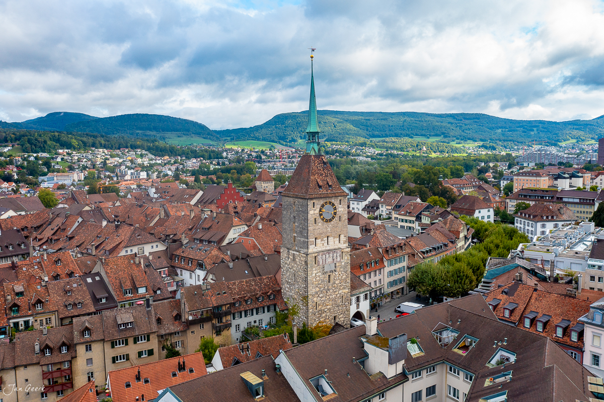 Luftaufnahme Altstadt Aarau mit Stadtkirche Turm grüne Hügel Sommer Schweiz Jan Geerk Fotograf Basel