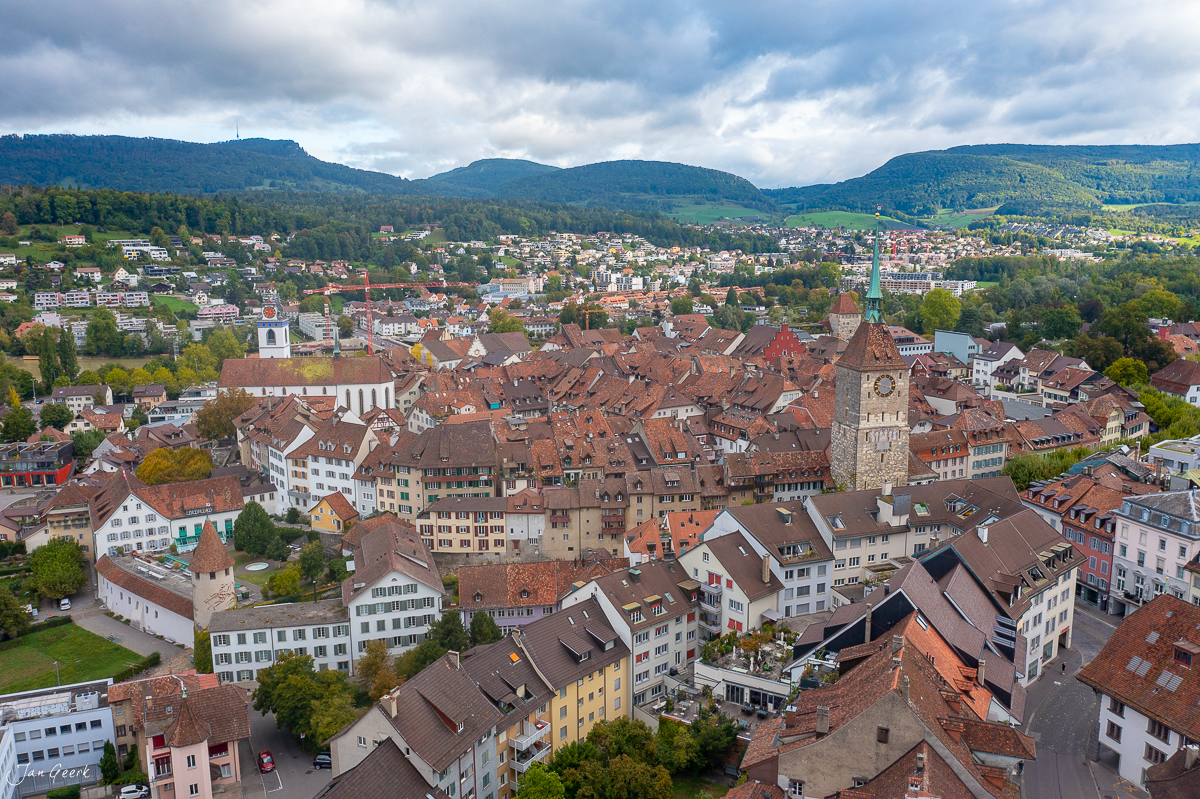 Luftaufnahme der Altstadt Aarau mit Kirchtürmen, herbstliche Lichtstimmung, Nordwestschweiz Schweiz – Jan Geerk Fotograf Basel