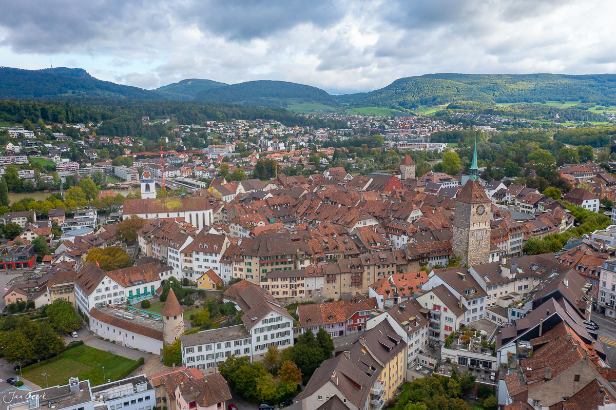 Luftaufnahme der Altstadt Aarau mit roten Dächern, Kirchtürmen und umgebenden Hügeln herbstliche Stimmung Schweiz – Jan Geerk Fotograf Basel