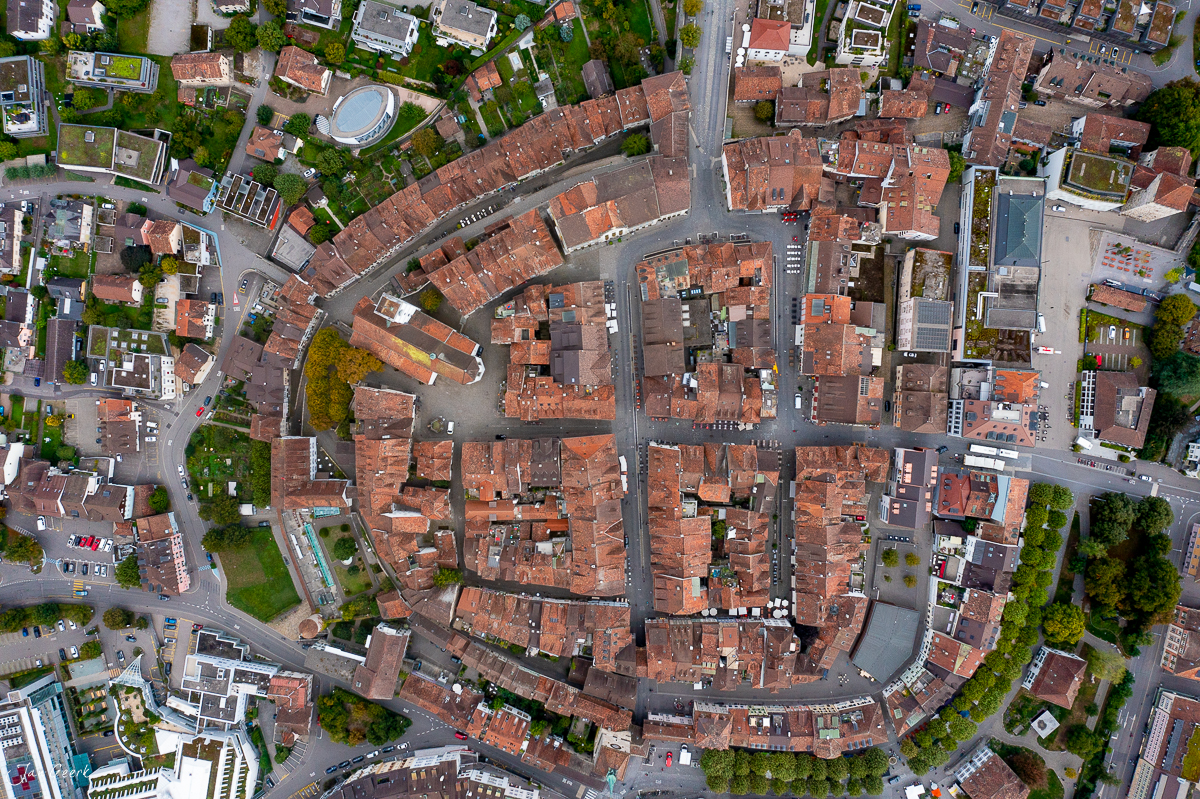 Luftaufnahme Altstadt mit Ziegeldächern und engen Gassen bei Tageslicht Nordwestschweiz Schweiz – Jan Geerk Fotograf Basel