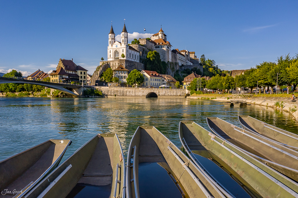 Ruderboote am Ufer der Aare mit Schloss Aarburg im Hintergrund, Sommerlicht, Nordwestschweiz – Jan Geerk Fotograf Basel