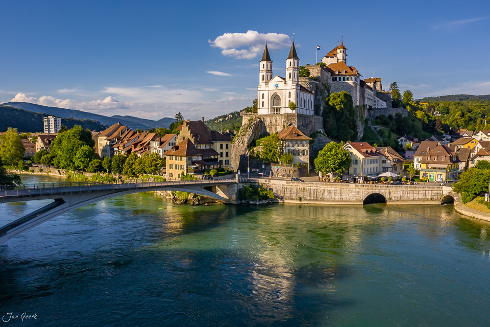 Luftaufnahme der Aarburg mit Schloss, Kirche und Aare im Sommerlicht, Aargau Schweiz – Jan Geerk Fotograf Basel