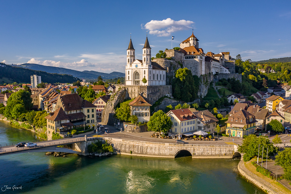 Luftaufnahme Aarburg mit Schloss, Kirche und Aare im Sommer, Aargau Schweiz – Jan Geerk Fotograf Basel