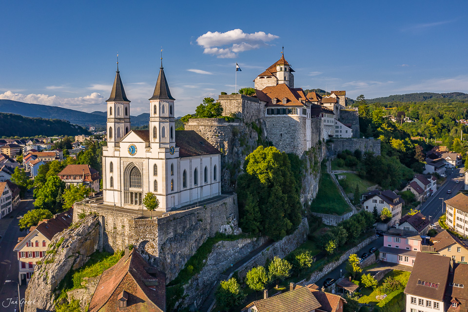 Luftaufnahme der Festung Aarburg mit Kirche und Schloss im Sommer, Nordwestschweiz – Jan Geerk Fotograf Basel