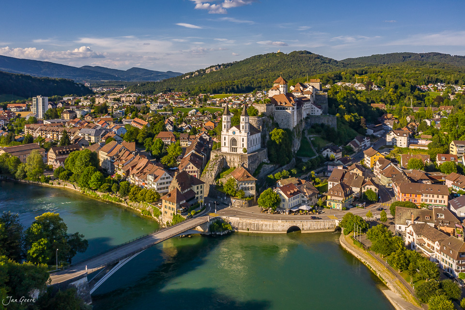 Luftaufnahme der Aarburg mit Aare, Schloss, Kirche und Altstadt, Sommerlicht, Aargau, Schweiz – Jan Geerk Fotograf Basel
