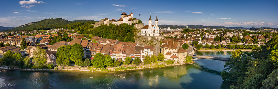 Luftaufnahme Aarburg mit Schloss, Kirche und Altstadt an der Aare im Sommer, Aargau Schweiz – Jan Geerk Fotograf Basel