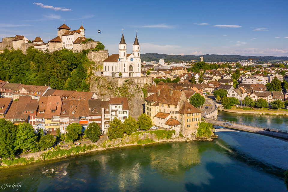 Luftaufnahme der mittelalterlichen Altstadt Aarburg mit Schloss und Kirche an der Aare im Sommer, Aargau Schweiz – Jan Geerk Fotograf Basel