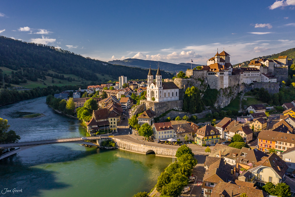 Luftaufnahme der Festung Aarburg mit Kirche an der Aare im Sommer, Nordwestschweiz – Jan Geerk Fotograf Basel