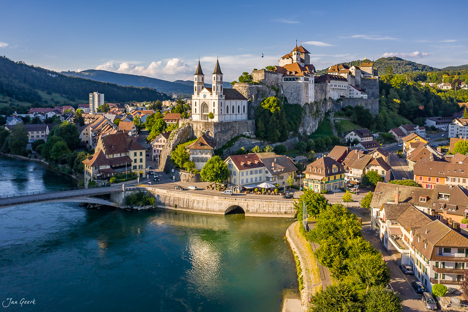 Luftaufnahme der Altstadt Aarburg mit Schloss und Kirche an der Aare im Sommer, Nordwestschweiz – Jan Geerk Fotograf Basel