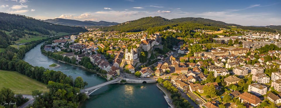 Luftaufnahme Aarburg mit Aare, Altstadt und Festung im Sommerlicht, Aargau Schweiz – Jan Geerk Fotograf Basel