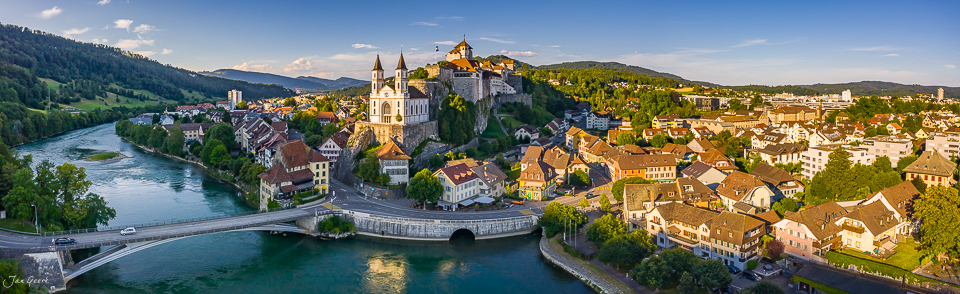 Luftaufnahme Aarburg mit Schloss, Kirche und Aare im Sommer, Nordwestschweiz – Jan Geerk Fotograf Basel