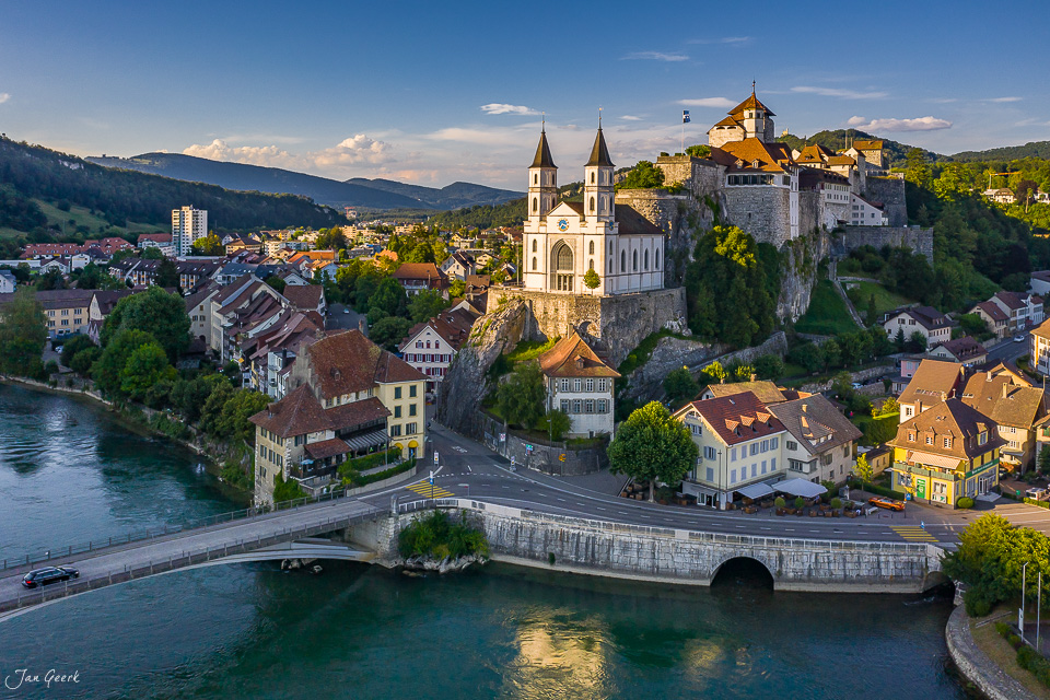 Luftaufnahme der mittelalterlichen Burg Aarburg an der Aare mit Kirche und Altstadt bei Sommerlicht, Aargau Schweiz – Jan Geerk Fotograf Basel