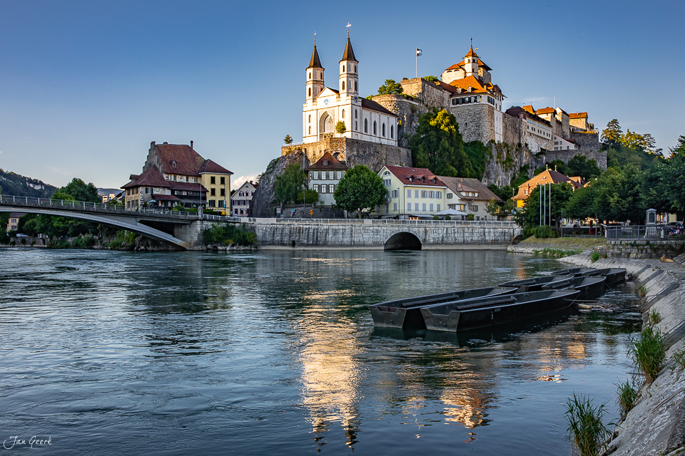 Schloss Aarburg über der Aare mit Kirche und Altstadt in Sommersonne, Nordwestschweiz – Jan Geerk Fotograf Basel