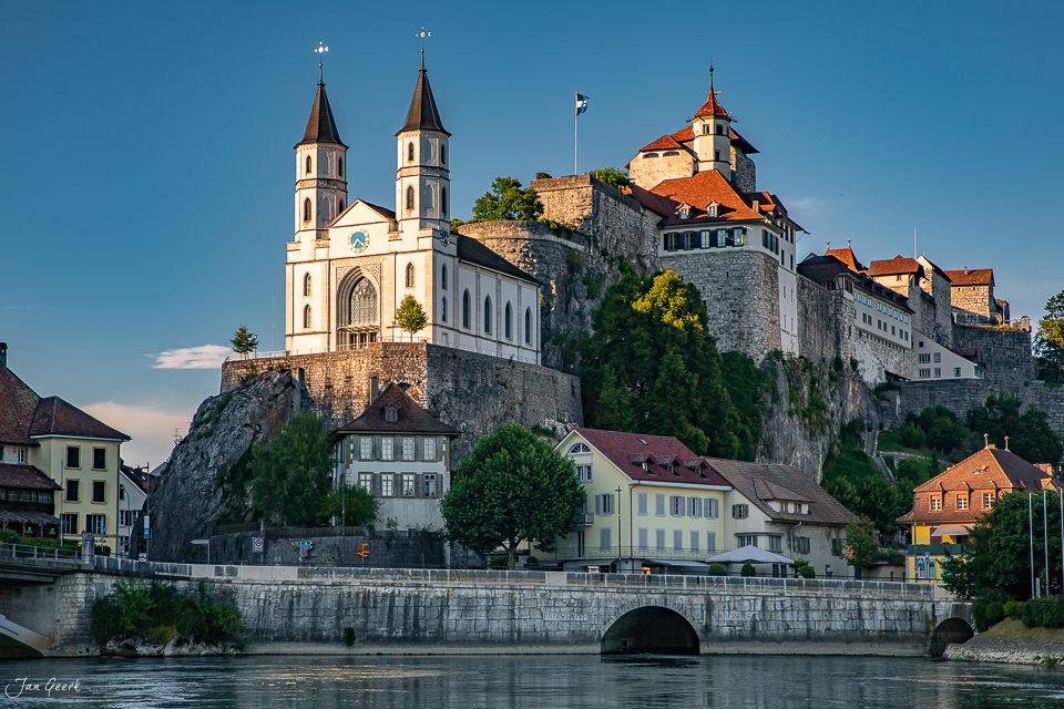 Schloss Aarburg mit Kirche an der Aare im Sommerlicht, Kanton Aargau Schweiz – Jan Geerk Fotograf Basel