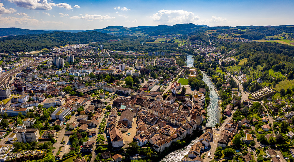 Luftaufnahme der Altstadt Brugg an der Aare, Sommer-Kantlicht, Nordwestschweiz, Schweiz – Jan Geerk Fotograf Basel