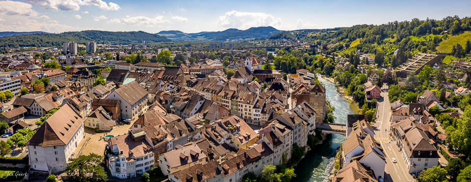Luftaufnahme der Altstadt Brugg mit Aare, Sommerlicht, Nordwestschweiz Schweiz – Jan Geerk Fotograf Basel