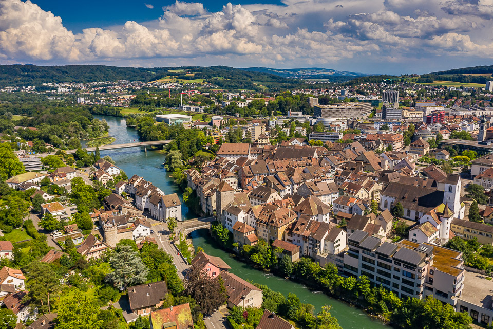 Luftaufnahme der Altstadt Brugg mit Aare und grünem Mittelland, Sommerlicht, Schweiz – Jan Geerk Fotograf Basel