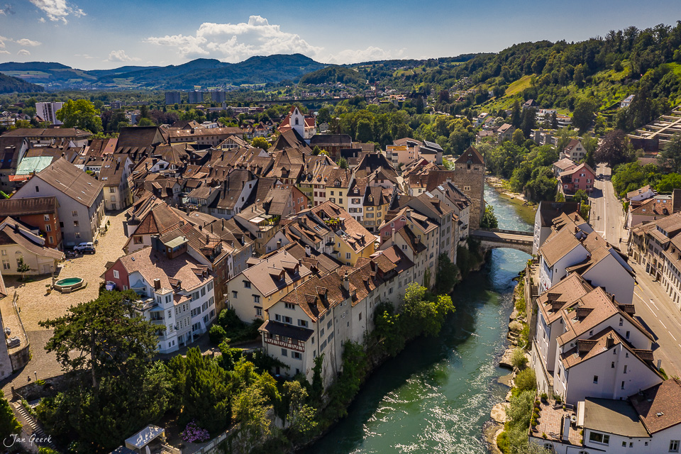 Luftaufnahme der Altstadt Brugg mit Aare und Jura-Bergen im Sommer, Schweiz – Jan Geerk Fotograf Basel