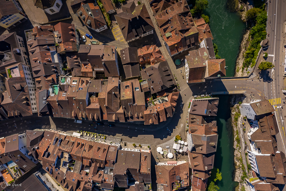 Luftaufnahme der Altstadt Brugg mit Aare und historischen Dächern, Sommerlicht, Aargau Schweiz – Jan Geerk Fotograf Basel