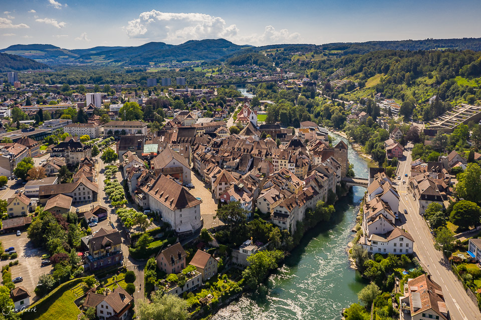 Luftaufnahme der mittelalterlichen Altstadt Brugg an der Aare im Sommer, Aargau Schweiz – Jan Geerk Fotograf Basel