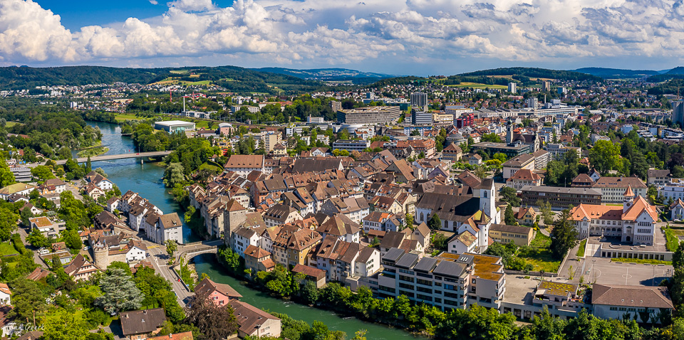 Luftaufnahme der Altstadt Brugg an der Aare im Sommer, Nordwestschweiz – Jan Geerk Fotograf Basel
