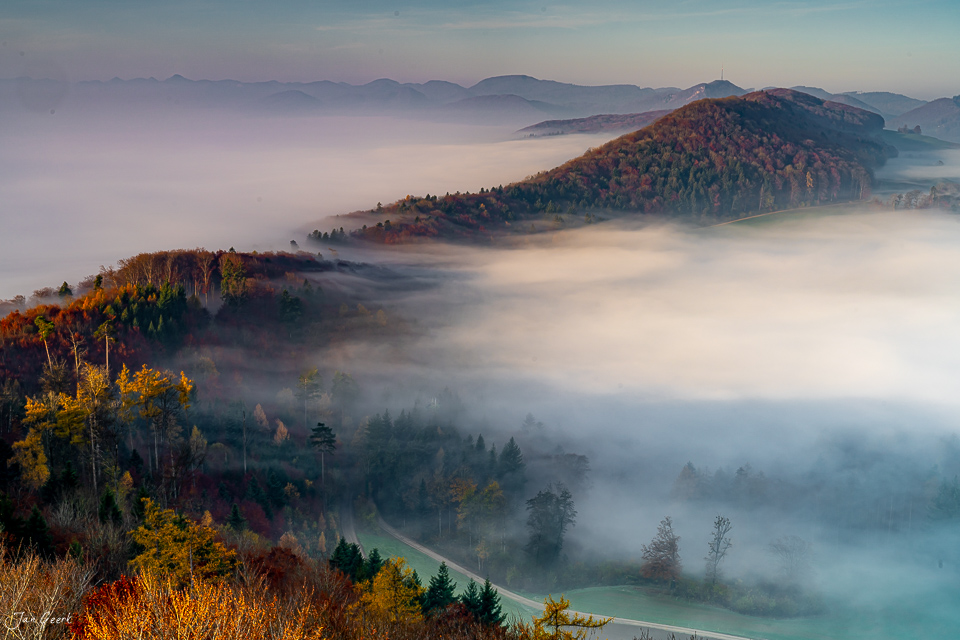 Nebelige Herbstlandschaft Gisliflue Aargau Kantlicht Schweiz Jan Geerk Fotograf Basel