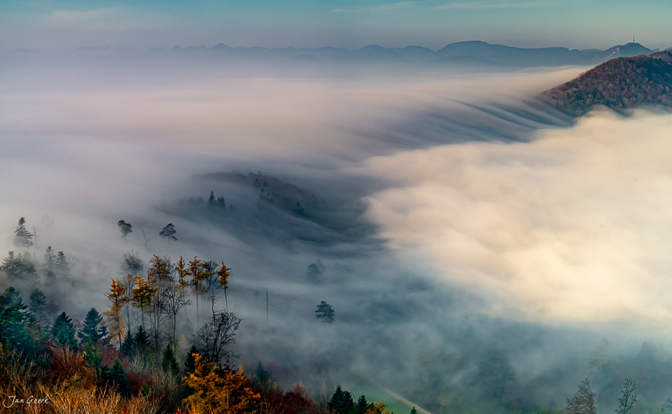 Nebelwelle über der Gisliflue im Herbst, Aargau Nordwestschweiz – Jan Geerk Fotograf Basel