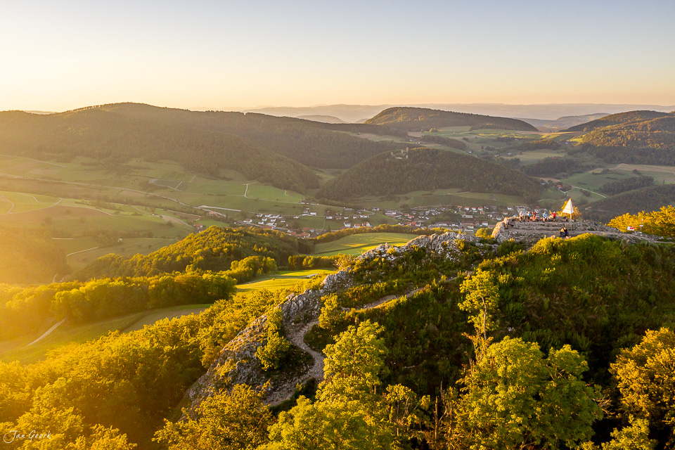Luftaufnahme der Gislifluh mit Schloss in goldener Sommersonne, Aargau Schweiz – Jan Geerk Fotograf Basel