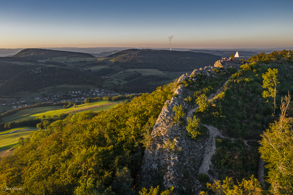 Drohnenaufnahme der Gislifluh mit Felsenformation und Wald in Sommerlicht, Aargau Schweiz – Jan Geerk Fotograf Basel