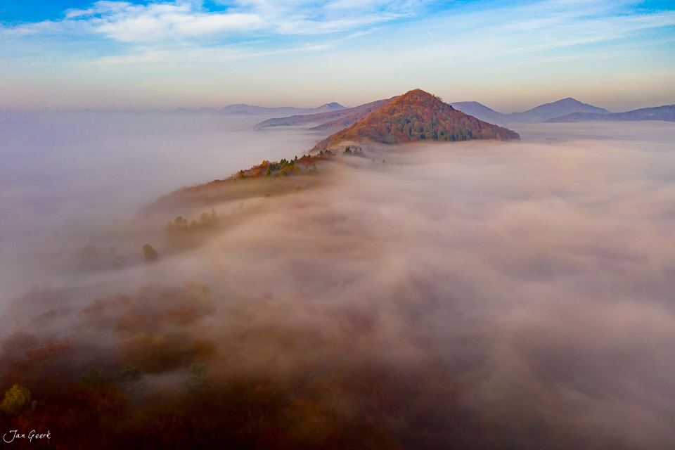 Luftaufnahme Gisliflue Herbst Nebelwelle Aargau Schweiz – Jan Geerk Fotograf Basel