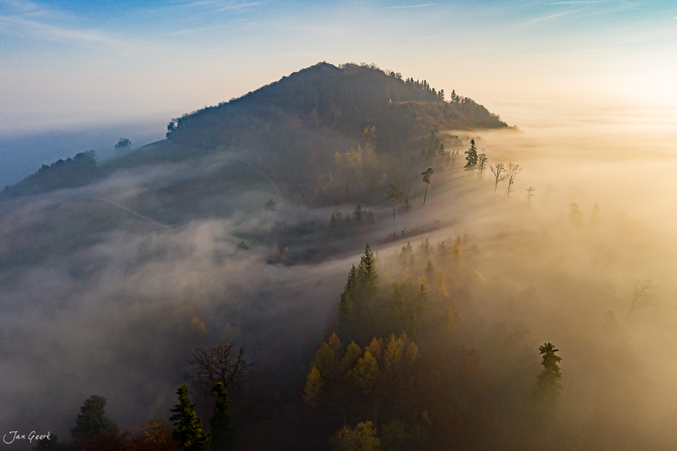 Nebel über der Gisliflue im Herbst, Luftaufnahme mit Wald und Hügeln in der Nordwestschweiz – Jan Geerk Fotograf Basel