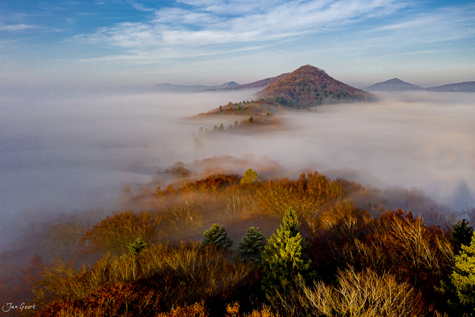 Herbstliche Nebelwelle über Gisliflue mit Wald und Bergen in der Schweiz – Jan Geerk Fotograf Basel