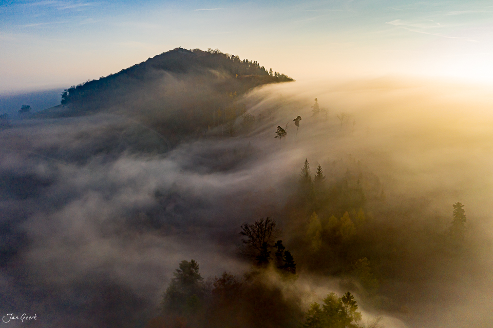 Nebelwelle über der Gisliflue im Herbst, Luftaufnahme der Nordwestschweiz bei Sonnenaufgang – Jan Geerk Fotograf Basel
