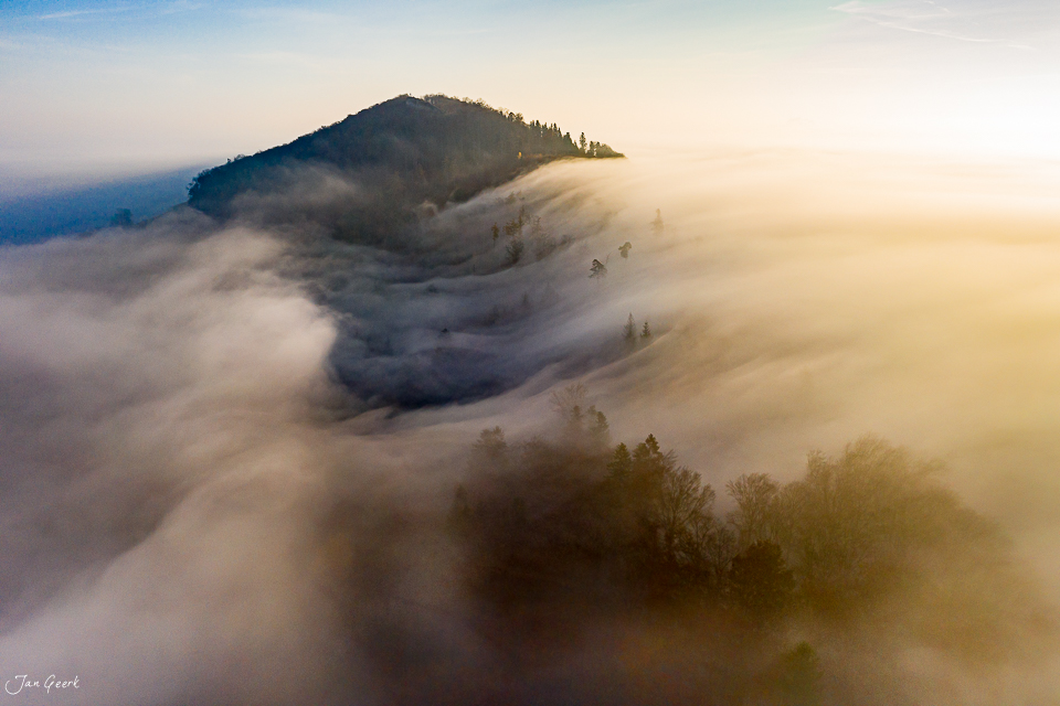 Nebelwelle über der Gisliflue im Herbst, Luftaufnahme, Nordwestschweiz, Schweiz – Jan Geerk Fotograf Basel