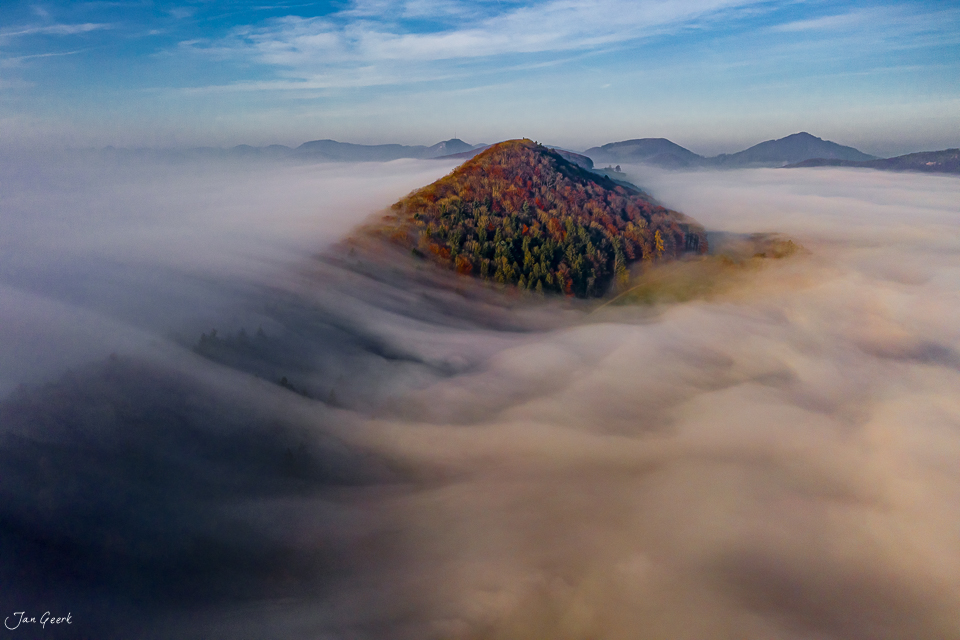 Herbstliche Gisliflue aus der Luft mit Nebelwelle, Kantlicht über dem Aargau in der Schweiz – Jan Geerk Fotograf Basel