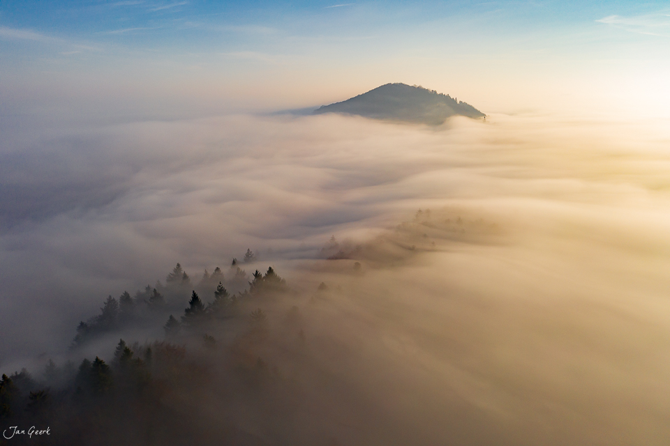 Nebelwelle über Gisliflue mit Herbstlicht, Drohnenaufnahme Nordwestschweiz Aargau – Jan Geerk Fotograf Basel
