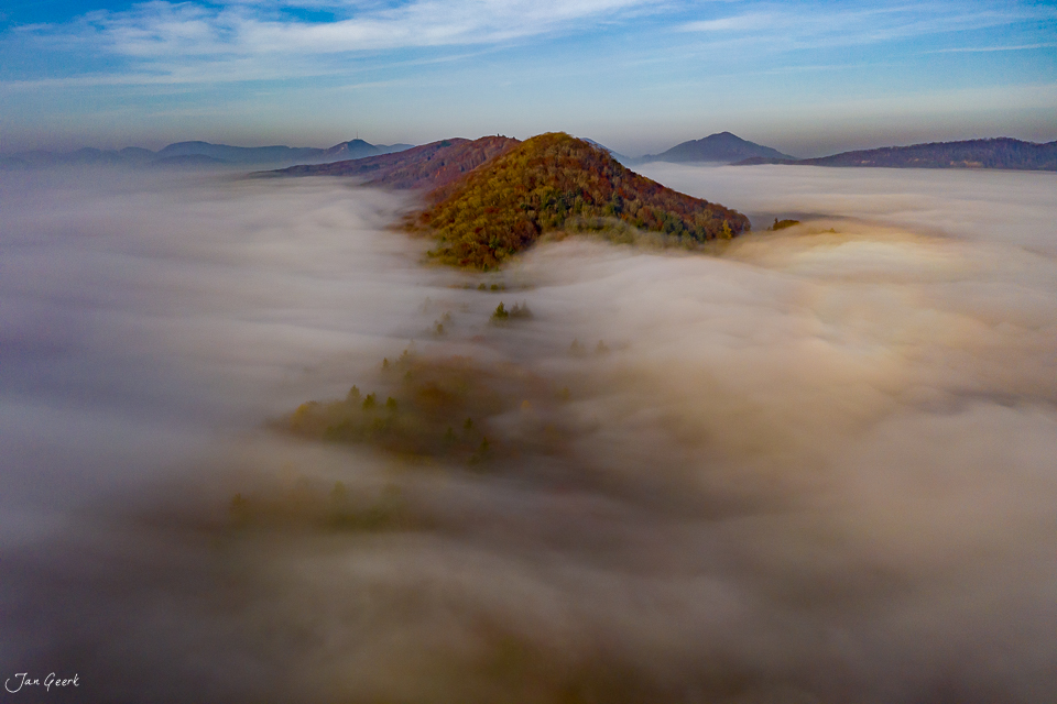 Herbstliche Nebelwelle über der Gisliflue mit Waldbedeckung und Fernsicht Aargau Schweiz – Jan Geerk Fotograf Basel