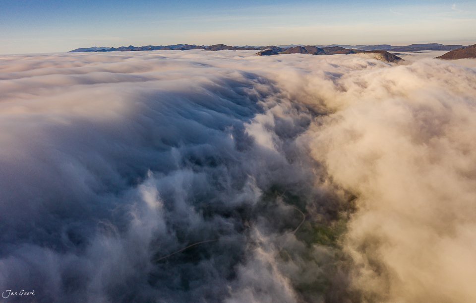 Nebelwelle über der Gislifluh im Morgenlicht, Aargau Nordwestschweiz – Jan Geerk Fotograf Basel