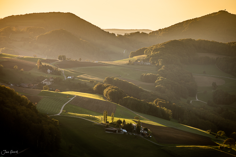 Nebeliges Alpenpanorama bei Gislifluh mit Feldern und Wäldern in Sommerlichem Gegenlicht Aargau Schweiz Jan Geerk Fotograf Basel