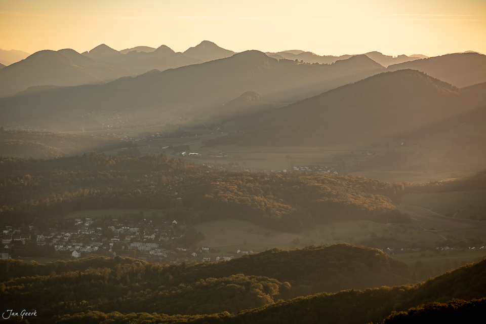 Nebeliger Blick vom Gislifluh über das Aargauer Tal mit Jura-Bergen, Sommermorgen in der Nordwestschweiz – Jan Geerk Fotograf Basel