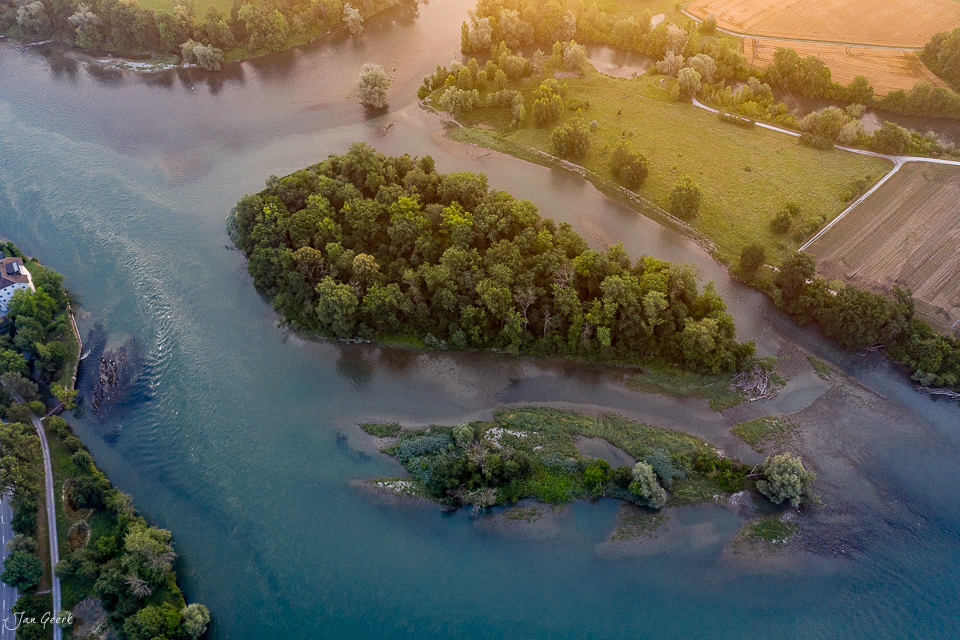 Luftaufnahme des Wasserschlosses Brugg an der Aare im Sommer, Kanton Aargau, Nordwestschweiz – Jan Geerk Fotograf Basel