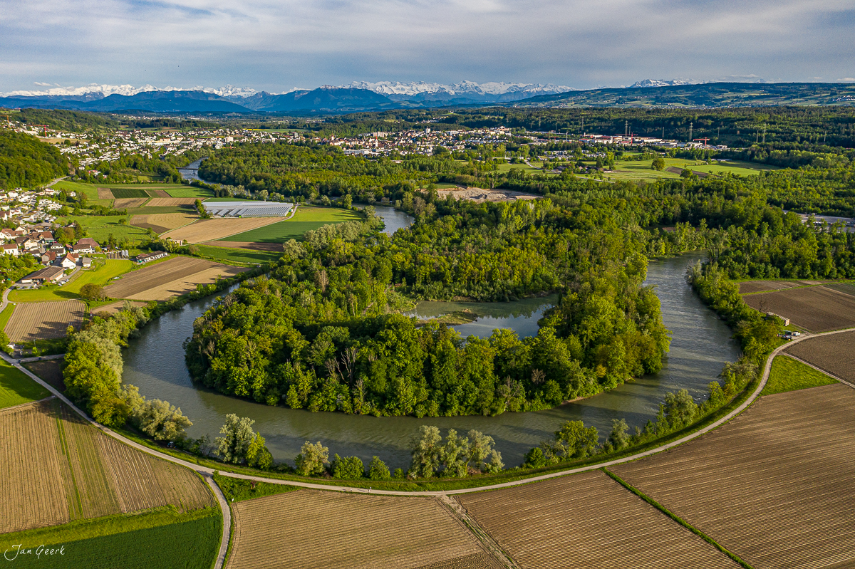 Reussschlaufe bei Hegnau mit Flussschleife, Wald und Alpenblick im Frühling, Aargau Schweiz – Jan Geerk Fotograf Basel